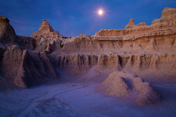 USA, Great Plains, South Dakota, Badlands National Park, moonset