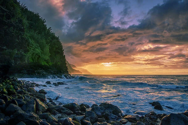 USA, Hawaii, Kauai, Na Pali Coast, Sunset