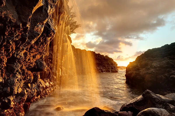 USA, Hawaii, Kauai, Queens Bath and waterfall