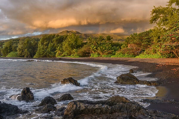 USA, Hawaii, Maui, Hana, Black sand beach near Hana