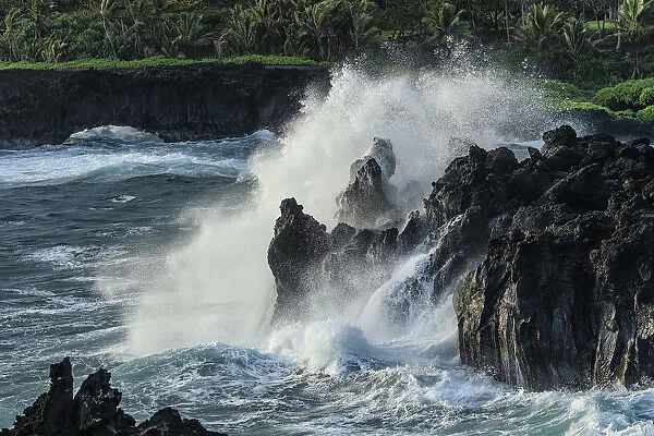 USA, Hawaii, Maui, Hana, Waianapanapa State Park, waves crashing on shore