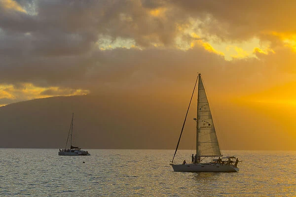 USA, Hawaii, Maui, Kanaapali Beach, sailing at sunset