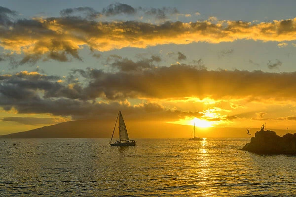 USA, Hawaii, Maui, Kanaapali Beach, people at sunset