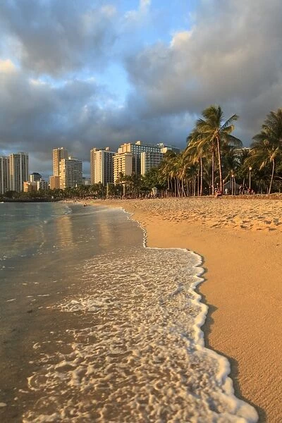 USA, Hawaii, Oahu, Honolulu, Waikiki Beach and Skyline