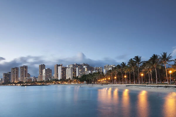 USA, Hawaii, Oahu, Honolulu, Waikiki Beach and Honolulu Skyline