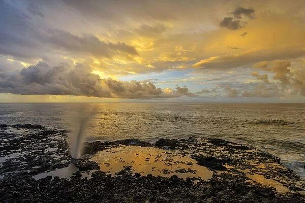 USA, Hawaii, Poipu, coast at blowhole