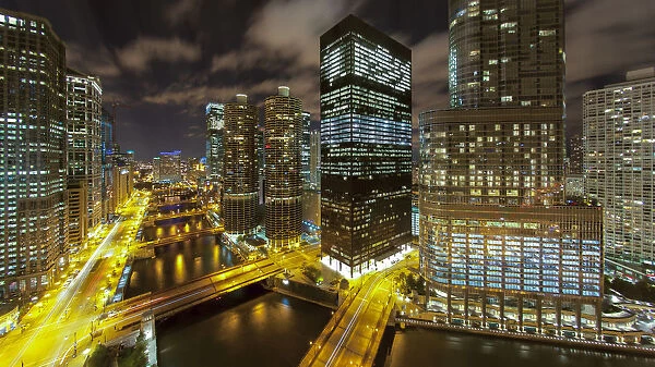 USA, Illinois, Chicago, Downtown West Wacker Drive and Chicago river