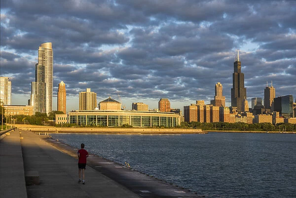 USA, Illinois, Midwest, Cook County, Chicago, jogger on lakefront and she aquarium