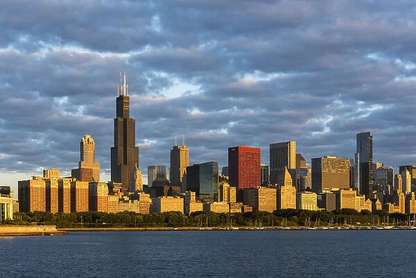 USA, Illinois, Midwest, Cook County, Chicago, skyline with willis tower
