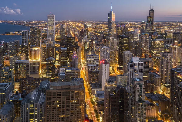 USA, Illinois, Midwest, Cook County, Chicago, the loop and Michigan avenue at dusk