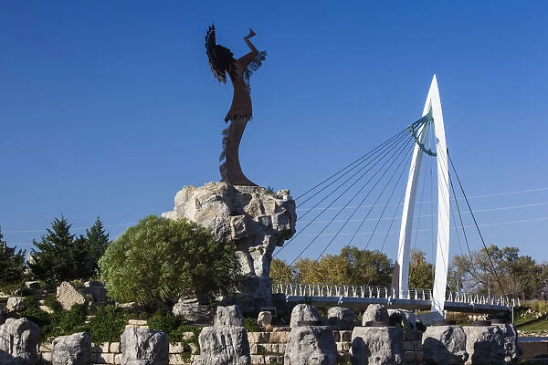 USA, Kansas, Wichita, Keeper of the Plains statue and footbridge on the Arkansas River