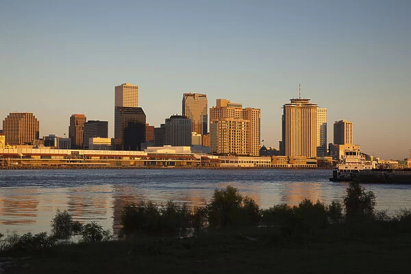 USA, Louisiana, New Orleans, skyline and Mississippi River, dawn
