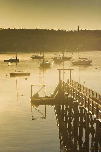 USA, Maine, Boothbay Harbor, harbor fog