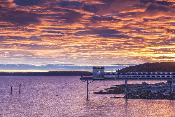 USA, Maine, Mt. Desert Island, Bar Harbor, view of Frenchman Bay, autumn, sunrise