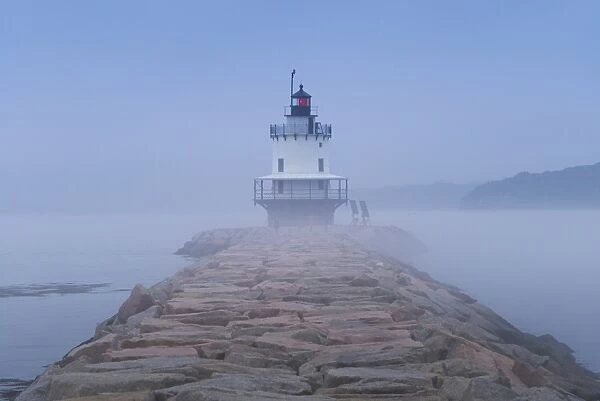 USA, Maine, South Portland, Spring Point Ledge Lighthouse in fog