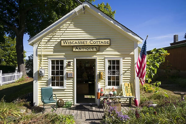 USA, Maine, Wiscasset, antique shop, autumn