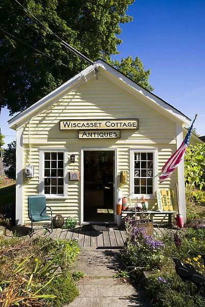 USA, Maine, Wiscasset, antique shop, autumn