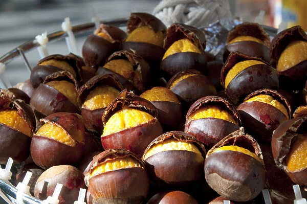 USA, Manhattan, Roast chestnuts