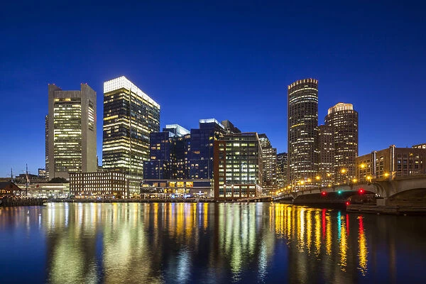 USA, Massachusetts, Boston, city skyline along the Fort Point Channel