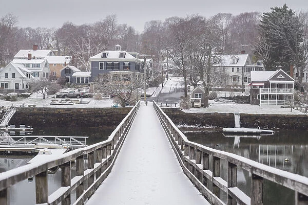 USA, Massachusetts, Cape Ann, Gloucester, Annisquam, footbridge and snow, winter