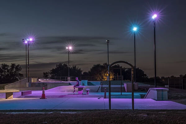 USA, Midwest, Missouri, Kansas City, skateboard park at dusk MR