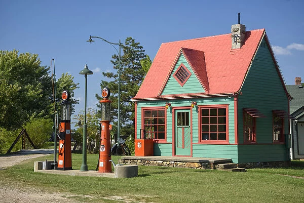 USA, Midwest, Missouri, Route 66, Carthage, Red Oak II, village, old gas station