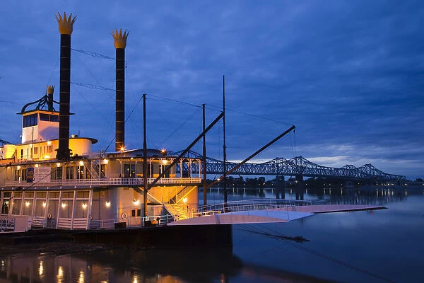 USA, Mississippi, Natchez, Isle of Capri Casino riverboat on Mississippi River