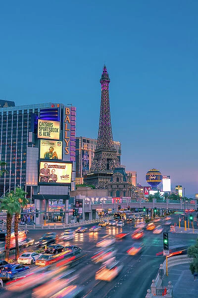 USA, Nevada, traffic lights in Las Vegas with the Eiffel tower replica and the hotels along the Las Vegas strip