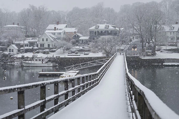 USA, New England, Cape Ann, Massachusetts, Annisquam, Lobster Cove, footbridge, winter