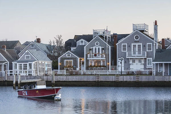 USA, New England, Massachusetts, Nantucket Island, Nantucket Town, harborfront cottages