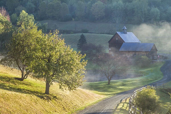 USA, New England, Vermont, South Pomfret, farm in autumn