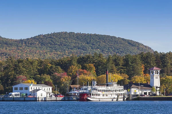USA, New York, Adirondack Mountains, Lake George, lake steamer, autumn