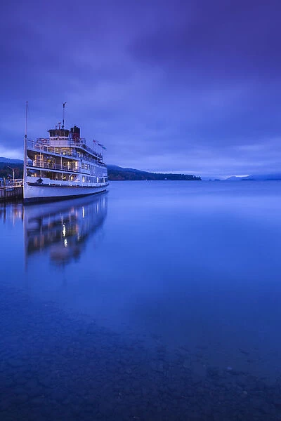 USA, New York, Adirondack Mountains, Lake George, lake steamer, dawn