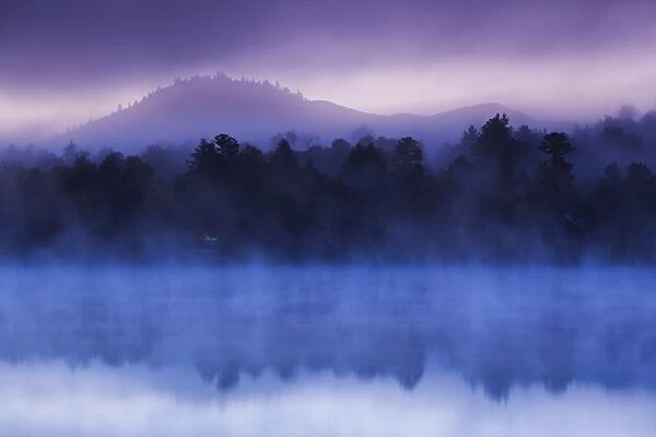USA, New York, Adirondack Mountains, Lake Placid, Mirror Lake, dawn fog
