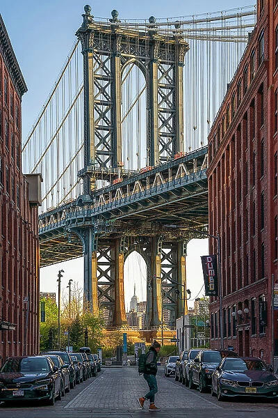 USA, New York, Brooklyn, Dumbo, Manhattan Bridge. Tourist walking on foreground (MR)
