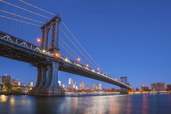 USA, New York, Brooklyn, Manhattan Bridge and Lower Manhattan Skyline
