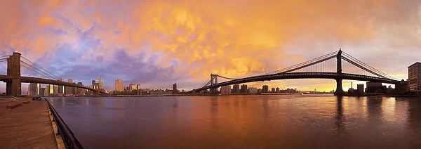 USA, New York City, Manhattan, The Brooklyn and Manhattan Bridges spanning the East river
