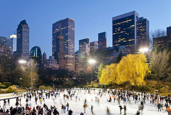 USA, New York City, Manhattan, Wollman Ice rink in Central Park