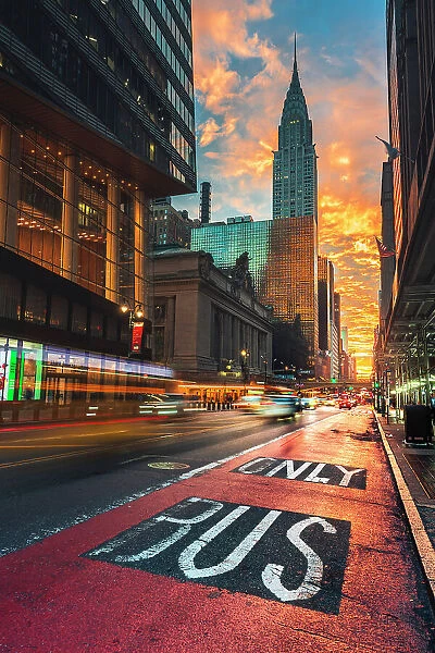 USA, New York City, traffic lights by the Grand Central Station with the Chrysler building in the background