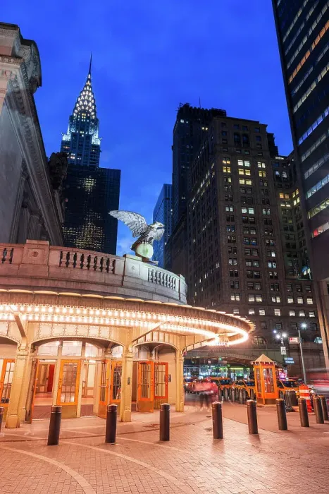 Framed Print : USA, New York City, traffic lights by the Grand Central Station with the Chrysler building in the background Framed Print : USA, New York City, traffic lights by the Grand Central Station with the Chrysler building in the background