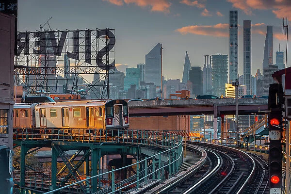USA, New York City, the train 7 approaching an elevated station in Queens with Manhattan in the background
