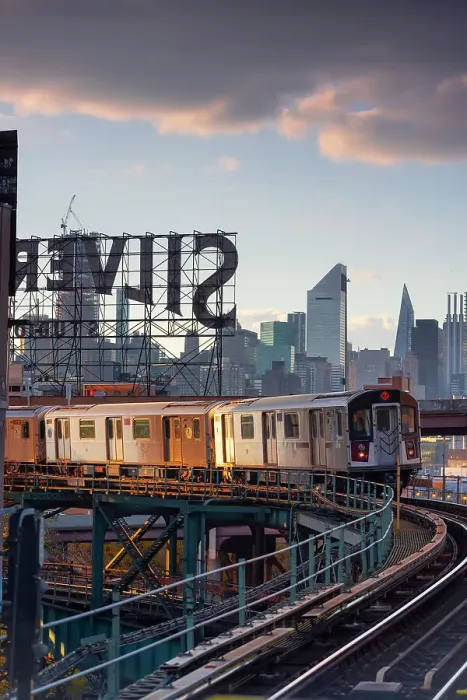 Framed Print : USA, New York City, the train 7 approaching an elevated station in Queens with Manhattan in the background Framed Print : USA, New York City, the train 7 approaching an elevated station in Queens with Manhattan in the background