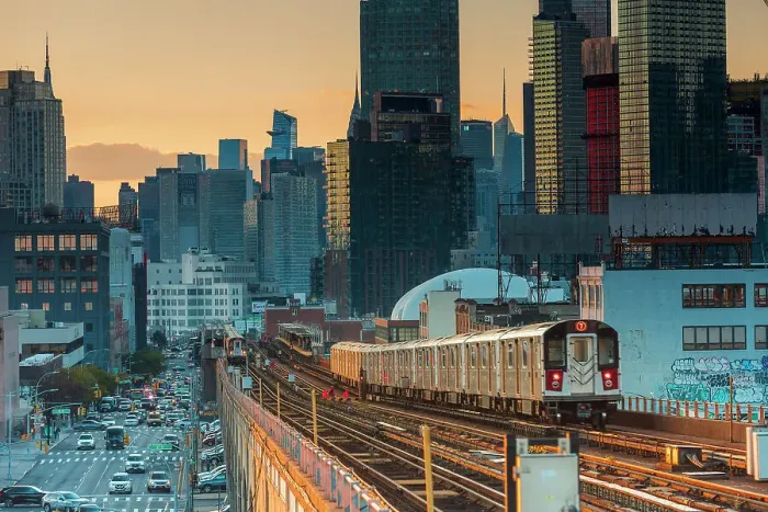 Framed Print : USA, New York City, the train 7 approaching an elevated station in Queens with Manhattan in the background