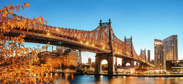 USA, New York City, view of the Queensboro bridge and the Roosevelt island