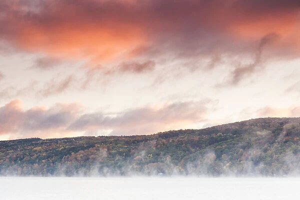 USA, New York, Finger Lakes Region, Hammondsport, Keuka Lake, fog, autumn