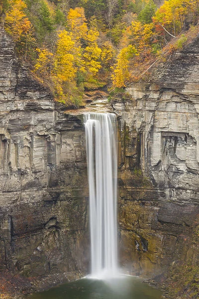 USA, New York, Finger Lakes Region, Ithaca, Taughannock Falls State Park, autumn