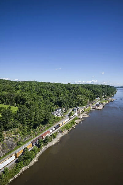 USA, New York, Hudson River Valley Region, Poughkeepsee of Hudson River and train