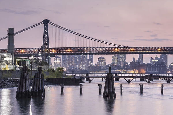 USA, New York, New York City, Brooklyn-Williamsburg, Williamsburg Bridge, late afternoon