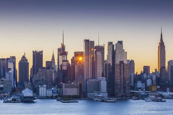 USA, New York, New York City, Manhattan Skyline from Weehawken New Jersey, dawn