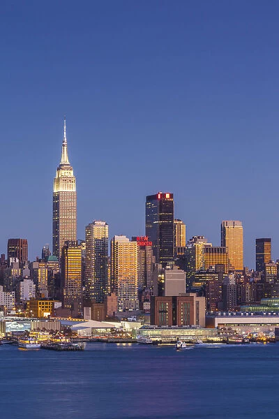 USA, New York, New York City, Manhattan skyline with Empire State Building, dusk